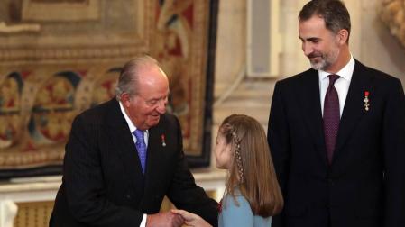 El Rey Felipe VI ha entregado este martes el Collar de la Insigne Orden del Toisón de Oro a la heredera de la Corona, la Princesa de Asturias, subrayando ante ella las "exigencias" y responsabilidades que implica su condición.