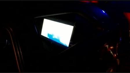 Conduce con una televisión instalada en su coche en Santacara