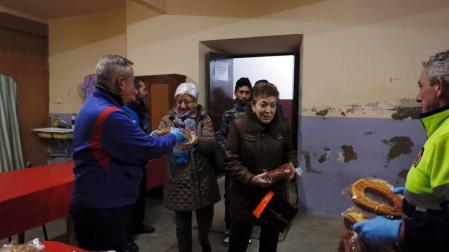 La villa celebró este viernes el reparto de 3.500 roscos junto a la hoguera de San Blas en vísperas del día grande de las fiestas