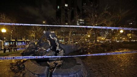 Dos personas resultaron heridas este lunes por la tarde en Pamplona al caerles encima un árbol en la Vuelta del Castillo de Pamplona, el situado en la confluencia de la Avenida del Ejército y Pío XII.