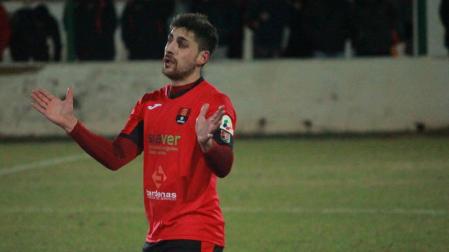 Mikel Pascual, capitán del Cortes, anima al equipo a pelear con los pies en el suelo