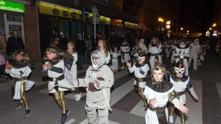 La capital ribera celebró este sábado el primer desfile en sus fiestas que acabarán este domingo con un nuevo pasacalles a partir de las 12.00 horas