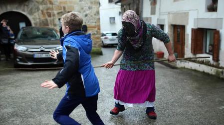 Imágenes de los 'mamuxarroak' corriendo por las calles del pueblo.