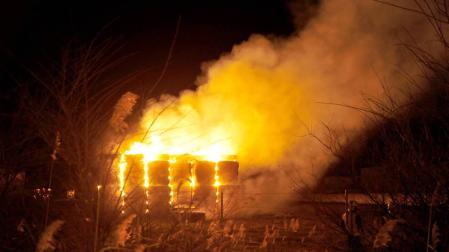 Los bomberos asisten un incendio de una pajera en Peralta