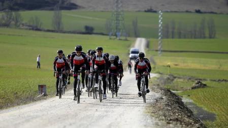 Los ciclistas del equipo Lizarte degustan el 'Sterrato'