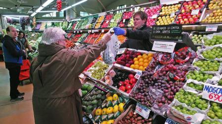 El cobro de bolsas de plástico en el pequeño comercio previsto para el 1 de marzo se aplaza