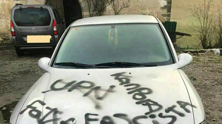 Aparecen pintadas de "fascista" en el coche de un concejal de Atez