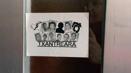 Una pegatina con la foto del asesino de Tomás Caballero, en un edificio municipal