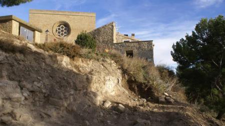 Sale a la luz parte de la muralla de la ladera sur del Cerco de Artajona