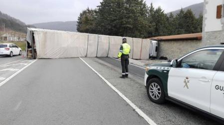 Un camión vuelca en la N-121-A a la altura de Burutain
