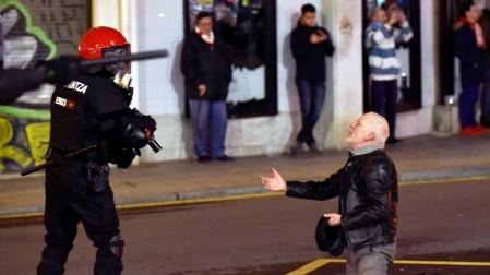 Un ertzaina ha muerto tras sufrir un infarto durante los enfrentamientos que se han producido cerca del estadio de San Mamés antes del partido de la Liga Europa entre el Athletic de Bilbao y el Spartak de Moscú.
