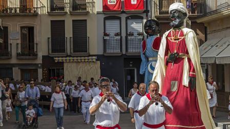 Cuatro parejas de gaiteros de Estella quieren un reparto justo con los gigantes