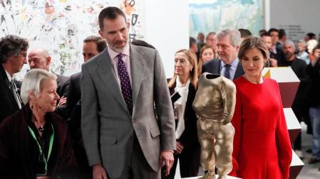 Los Reyes han llegado este jueves a Ifema para la inauguración de la feria ArcoMadrid '18 en su tradicional visita que, en esta ocasión, estaba marcada por la retirada de una obra de la galería Helga de Alvear.