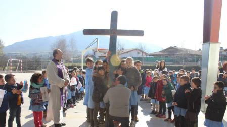 Parada escolar para la Cruz de Lampedusa