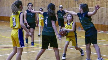 Imágenes de chicos y chicas que juegan a este deporte en equipos de la Comunidad foral.