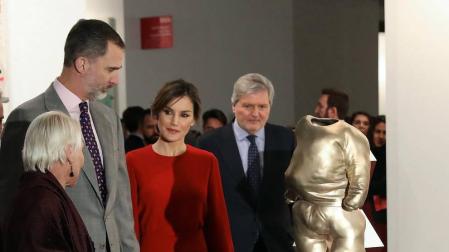 Los Reyes han llegado este jueves a Ifema para la inauguración de la feria ArcoMadrid '18 en su tradicional visita que, en esta ocasión, estaba marcada por la retirada de una obra de la galería Helga de Alvear.