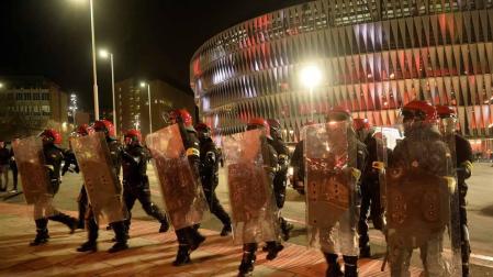Un ertzaina ha muerto tras sufrir un infarto durante los enfrentamientos que se han producido cerca del estadio de San Mamés antes del partido de la Liga Europa entre el Athletic de Bilbao y el Spartak de Moscú.