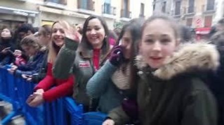 Seguidores de Amaia Romero, esperándola en la plaza Consistorial