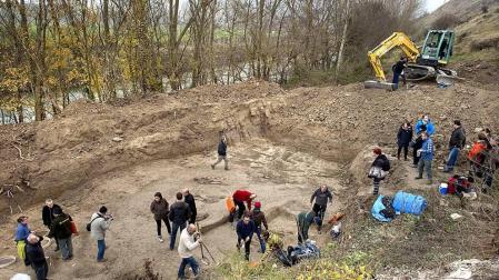 Representantes del Gobierno de Navarra, del sindicato UGT y del PSN han visitado los trabajos de localización y exhumación de los restos mortales de personas asesinadas tras el golpe militar de 1936 y enterradas en el paraje de las Tres Cruces.