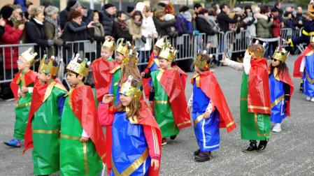 El color de un carnaval escolar vistió el 'viernes flaco' de Tafalla