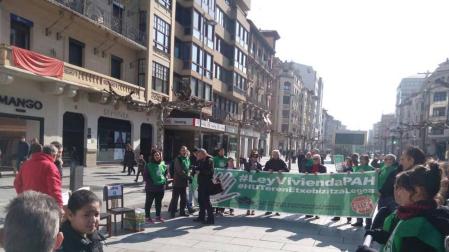 La PAH se concentra en Pamplona para exigir que se apruebe su ley de vivienda