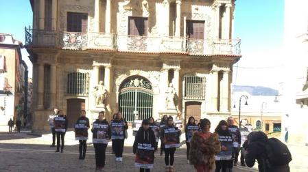 Activistas protestan en Pamplona por el "asesinato" de animales por su piel