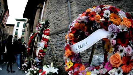 Un pequeño altar recuerda al ertzaina muerto el jueves junto a San Mamés