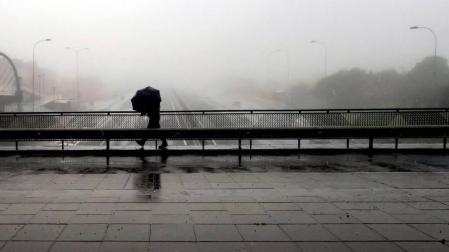 Personal de emergencias evalúa cómo rescatar a los turistas atrapados en Tenerife