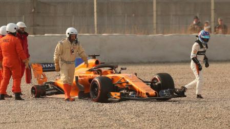 Alonso se sale de pista tras perder una rueda en la primera jornada de ensayos