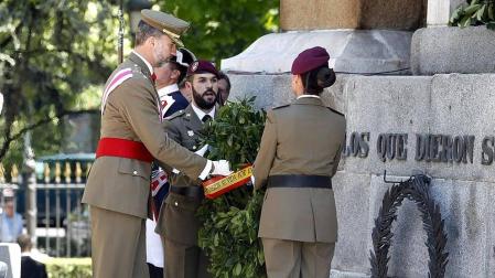 Felipe VI y Letizia se han estrenado este sábado como Reyes en el acto central del Día de las Fuerzas Armadas, donde han sido acogidos con aplausos y gritos de "viva España" y "viva la Corona" de cientos de personas que han presenciado la celebración.