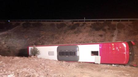 Un autocar de la empresa Autobuses Jiménez que aoyaba a la firma PLM Autocares que cubría el trayecto Madrid-Logroño-Pamplona sufrió un accidente en la A-1.