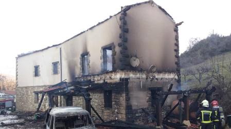 Un incendio calcina una vivienda y dos vehículos en Gorraiz de Arce