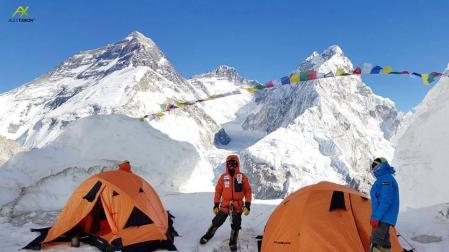 Txikon y Sadpara parten hacia la cima del Everest