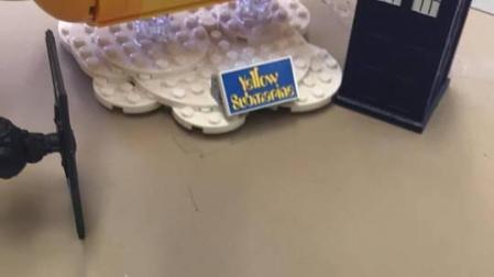 El tierno gesto de una niña ante el dolor de su maestro se hace viral