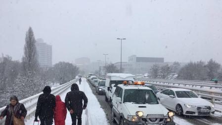 Atascos en Pamplona por la nieve