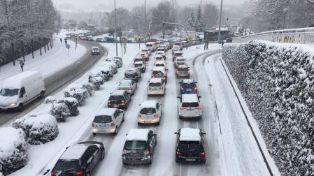Atascos en Pamplona por la nieve