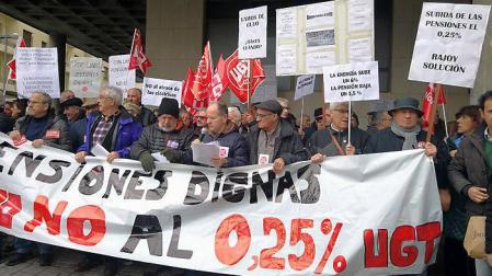 Concentración de UGT y CCOO en Pamplona para reclamar "la recuperación del poder adquisitivo de las pensiones"