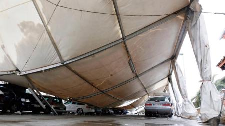 Daños en 10 coches tras hundirse una carpa en Buñuel