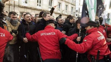 El Gobierno vasco aplicará la ley mordaza a los ertzainas que protestaron en Parlamento
