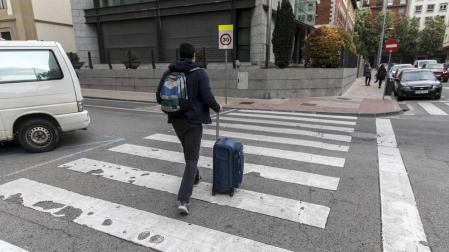 Tres jóvenes encuentran 550 euros en Pamplona y los entregan a la Policía
