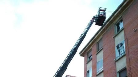 Cae a una calle de Pamplona una cristalera desde un cuarto piso
