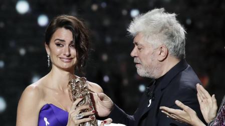 Penélope Cruz recibe el César de Honor del cine francés de manos de Almodóvar