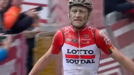 Benoot sorprende en una épica Strade Bianche y Valverde termina cuarto