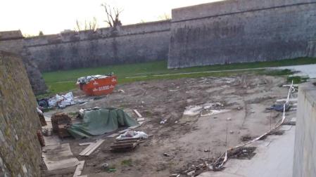 UPN denuncia la suciedad en los fosos de la Ciudadela