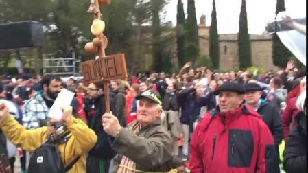 Los peregrinos, en la explanada del Castillo de Javier.