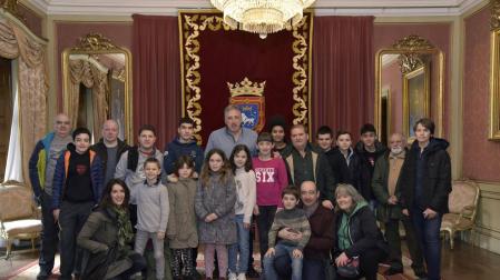 El Ayuntamiento se abre a las peñas de los txikis por la escalera sanferminera