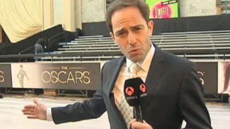 El corresponsal de Antena 3 arrasa en Twitter con su 'look' en los Oscar