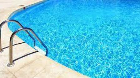 Hallan en piscinas de Navarra una bacteria que puede causar daños