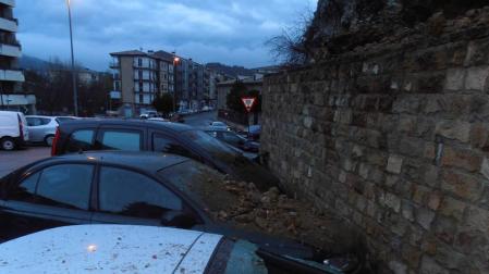 Un desprendimiento de rocas daña cinco coches en el centro de Estella