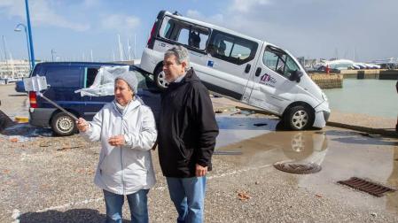 Bomberos del Consorcio de la Provincia de Cádiz (CBPC) en el parque de El Puerto de Santa María tuvieron que intervenir en la tarde de este domingo en el puerto deportivo Puerto Sherry, en dicho municipio gaditano, y el camino Tiro de Pichón, tras el paso de un "posible tornado".